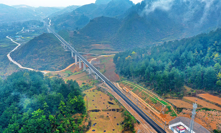 日前，由中國(guó)鐵建所屬中鐵二十局投資建設(shè)和運(yùn)營(yíng)管理的我國(guó)第一個(gè)以PPP模式建設(shè)的地方鐵路——甕馬鐵路通過(guò)靜態(tài)驗(yàn)收。該鐵路全長(zhǎng)72.595公里，投資近50億元，開(kāi)通后將對(duì)完善區(qū)域鐵路網(wǎng)布局、有效降低沿線運(yùn)輸成本、促進(jìn)地區(qū)經(jīng)濟(jì)社會(huì)發(fā)展起到重要作用。圖為通過(guò)靜態(tài)驗(yàn)收的甕馬鐵路。（雷鳴 攝）