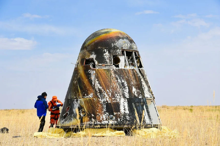 5月5日，長征五號B運載火箭將新一代載人飛船試驗船等載荷送入預(yù)定軌道，拉開了我國載人航天工程“第三步”任務(wù)序幕。5月8日，返回艙成功著陸回收，新飛船試驗船飛行試驗取得圓滿成功。下面跟隨長征五號B運載火箭成功發(fā)射試驗船以及試驗船返回艙成功著陸回收的精彩瞬間，一起回顧這場開拓新“天路”的震撼旅程。圖額日新一代載人飛船試驗船返回艙成功著陸。（汪江波 攝）