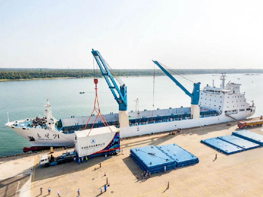 載有長五B火箭的船只?？课牟鍨懜?。（鄧燁晨 攝）