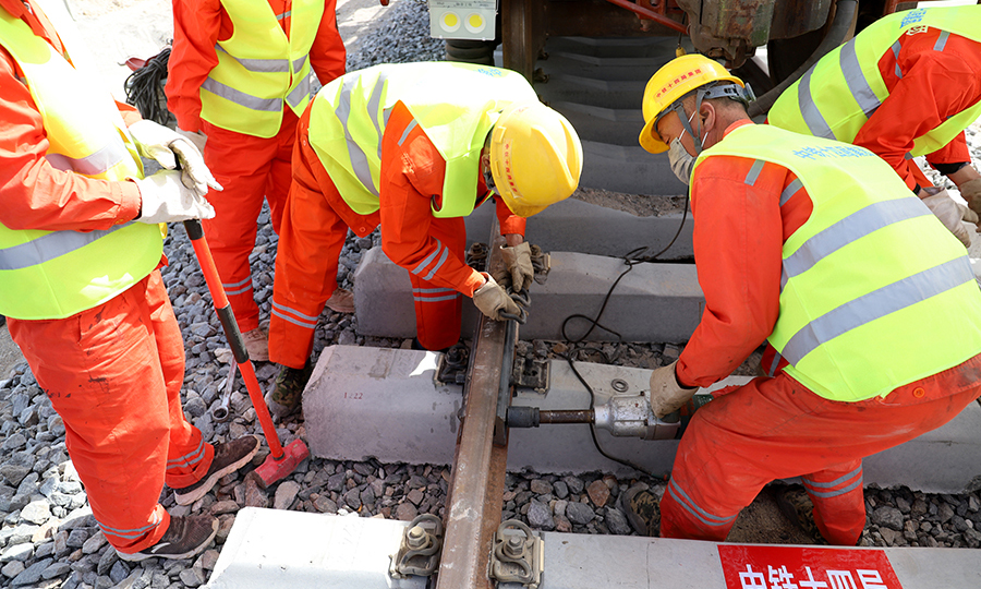 2020年3月初，中鐵十四局統籌抓好疫情防控和復工復產，采取“點對點”包車的方式組織人員返崗復工，做好物資存儲和設備進場等各項工作，迅速恢復施工生產，確保了鋪軌目標的順利實現。圖為鋼軌連接。