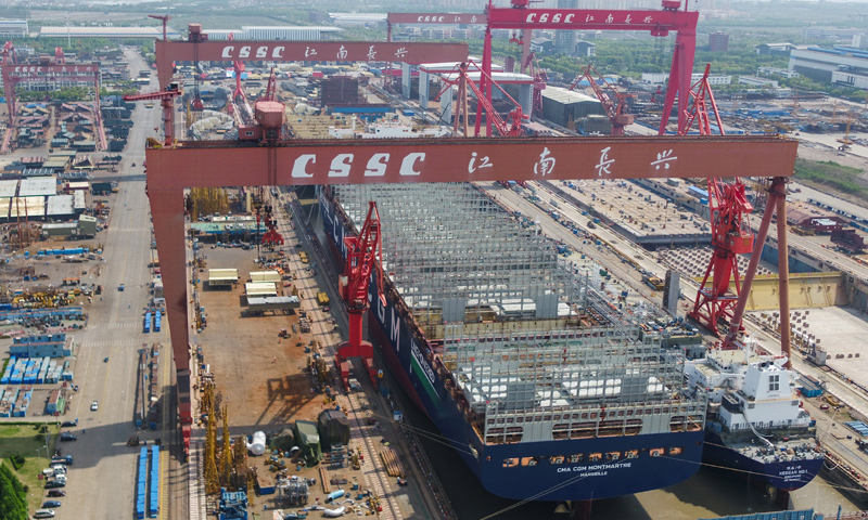 江南造船3號船塢長580米，寬120米，是目前國內(nèi)在用的最大船塢。為了充分提升船塢利用效率，江南造船采取“雙線并造”模式，即一批次液化氣船和一批次超大型集裝箱船同時建造。圖為江南造船3號船塢內(nèi)的84000立方米超大型液化氣船和23000箱集裝箱船。（新華社記者 丁汀 攝）