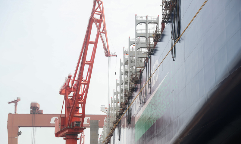 4月26日，中國船舶集團旗下江南造船3號船塢兩船出塢，分別是84000立方米超大型液化氣船和23000箱集裝箱船。兩船出塢后，后續(xù)的兩艘同類型船的半船將同時起浮，通過“雙線并造”保證生產(chǎn)節(jié)點。圖為江南造船3號船塢內(nèi)的23000箱集裝箱船。（新華社記者 丁汀 攝）