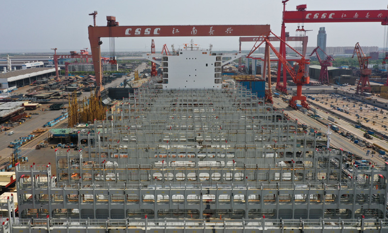 4月26日起浮的兩艘半船，將于今年6月26日同時出塢。按計劃，2020年，江南造船將實現(xiàn)6批次的“雙線并造”生產(chǎn)。圖為江南造船3號船塢內(nèi)的23000箱集裝箱船。（新華社記者 丁汀 攝）