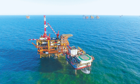 2月28日清晨，隨著“藍鯨”船浮吊的運轉聲打破海面的寧靜，WHPK平臺全面落成。3天后，又一隊急行軍奔赴海上，與這里的安裝團隊“勝利會師”，該項目由此進入海上調試新階段。在這座“城”不遠處的海面上，也漸漸熱鬧起來。相關聯的兩座老平臺的項目施工人員，已陸續就位，電網組網改造、生產工藝改造等工作全面鋪開；深潛號鋪纜船也回來了，不斷上演“鬧海大戲”……