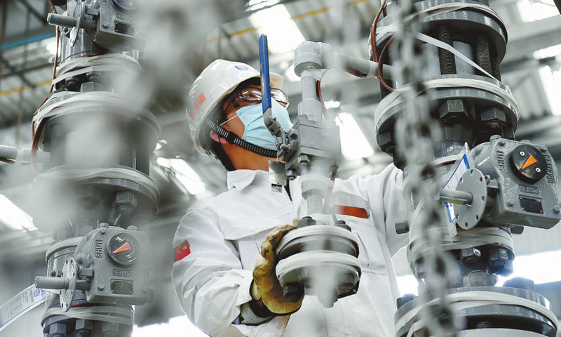 在三個車間，這樣的故事幾乎每天都在上演，不僅保障了工程進(jìn)度和質(zhì)量，也減少了大量的分包費(fèi)用。“一周前交付的那批設(shè)備中，有2臺就是我們將已分包的協(xié)商后拿回來自己干的，至少節(jié)省分包費(fèi)30萬元?！睂τ谒庐a(chǎn)品車間經(jīng)理仲繼彬來說，每天“雙腳離地”地忙碌，在低油價大考面前是遠(yuǎn)遠(yuǎn)不夠的?！昂娩摫仨毷乖诘度猩?！”把挑戰(zhàn)當(dāng)成企業(yè)轉(zhuǎn)型機(jī)遇，鼓勵黨員突擊隊在技改技革上下功夫，沒有條件創(chuàng)造條件，推動實(shí)現(xiàn)自動化、智能化生產(chǎn)，是該車間的“聰明招”。圖為蓬勃作業(yè)公司的井口管匯施工現(xiàn)場，一名負(fù)責(zé)人正在進(jìn)行設(shè)備保溫前的檢查，以保證質(zhì)量。