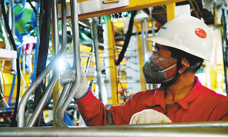 早在大年初三，便有90%的車間人員返回崗位，投身到陵水17-2項目、流花16-2項目等重大工程項目的建設(shè)中，卻依然存在巨大的人員缺口。圖為陵水17-2水下中心管匯項目施工現(xiàn)場，一名工人正在進(jìn)行臍帶纜終端設(shè)施管線安裝。