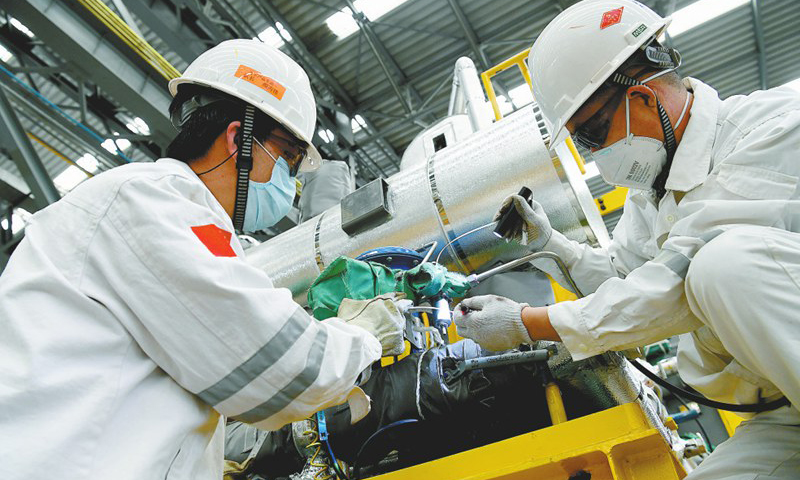 “過去，公司分包商投入有四五百人，疫情導(dǎo)致至少有一半的分包商隊伍無法及時跟進(jìn)，我們的車間人員不得不一個人頂幾個人、一個工種頂幾個工種沖上去。”壓力容器車間經(jīng)理劉家員清晰地記得，60天，鉚工賈健換了5個地方、做著5種工作?！八惹霸隈v廠監(jiān)造，然后回到自己車間，又去水下產(chǎn)品車間幫忙，后來又去學(xué)架子油漆業(yè)務(wù)，現(xiàn)在又去負(fù)責(zé)安裝加裝器?！眻D為秦皇島橇塊總包項目兩臺設(shè)備起運(yùn)前，工人在對設(shè)備進(jìn)行最后檢查。 