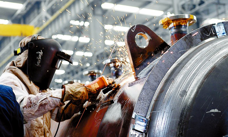 圖為曹妃甸6-4項目施工現(xiàn)場，一名焊工正在進(jìn)行焊后雕琢，以保產(chǎn)品質(zhì)量。