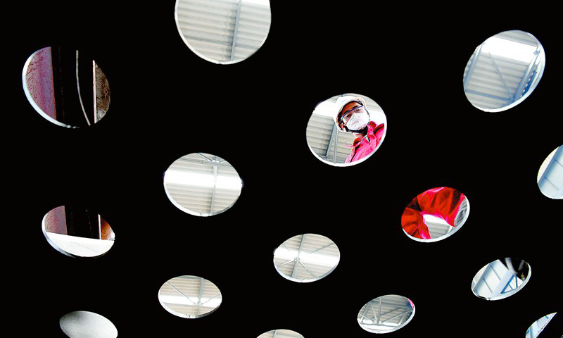 在陵水17-2項目深水中心管匯建造施工中，該車間人員開發(fā)出“自熔焊+自動填絲焊”新工藝，將施工效率提高2倍，焊接一次檢驗(yàn)合格率提高了兩個百分點(diǎn)，降低了人工費(fèi)用和返修成本；利用廢舊鋼材自制158個墊鐓，解決了產(chǎn)品成橇后需外雇吊車的難題，節(jié)省吊車租賃費(fèi)近20萬元；針對10公里長、11000多道口的小指頭粗細(xì)管線，設(shè)計了小管徑管線快速組對裝置，用幾百元錢的投入解決了上萬元的問題，節(jié)省一半人力投入，一天可減少人工費(fèi)用2000元左右……圖為該項目臍帶纜終端設(shè)施施工區(qū)，工人在做涂裝前自檢工作。