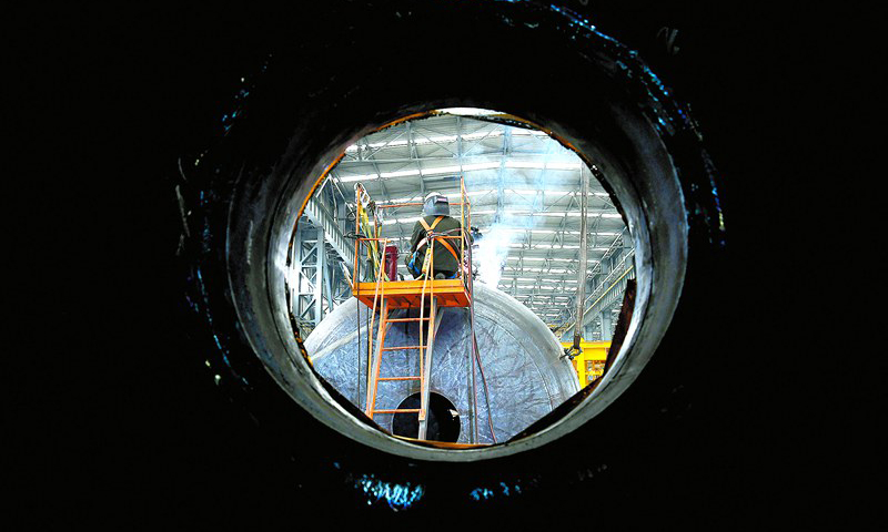 圖為4月15日，天津臨港，陵水17-2、流花16-2等建造項目車間內(nèi)人影寥寥。壓力容器車間經(jīng)理劉家員說，“目前，我們正以減少耗材等為提質(zhì)增效突破口，通過材料利庫、優(yōu)化施工方案、技改技革等有效手段，為公司平穩(wěn)‘度冬’，進(jìn)一步打好‘鐵算盤’、算好‘經(jīng)濟(jì)賬’。