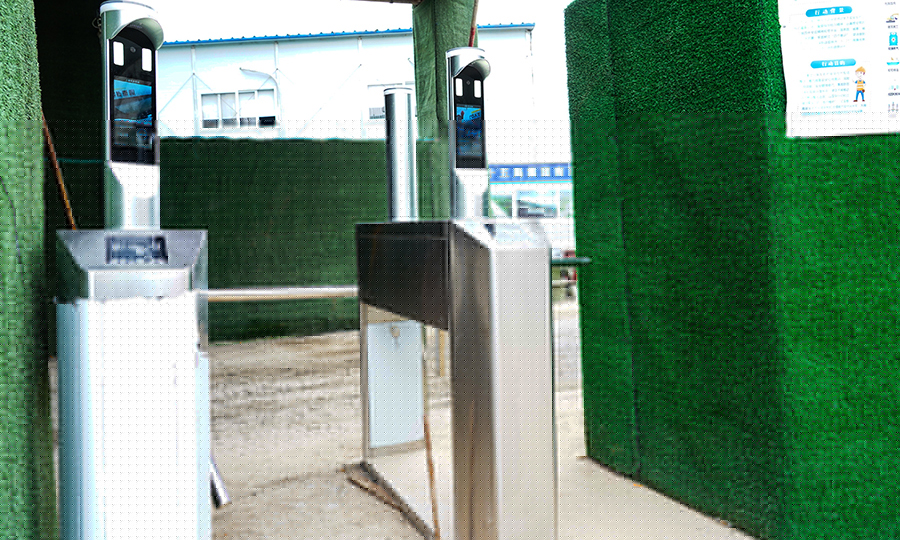 目前，南京仙林智谷項目部人員到崗率100%，各工點的施工生產都在有序推進?！坝辛恕诳萍肌谋Ｕ希髽I復工更安心?！痹擁椖奎h支部書記李海偉說。圖為值守在員工通道上的人臉識別系統。（王云海 攝） 