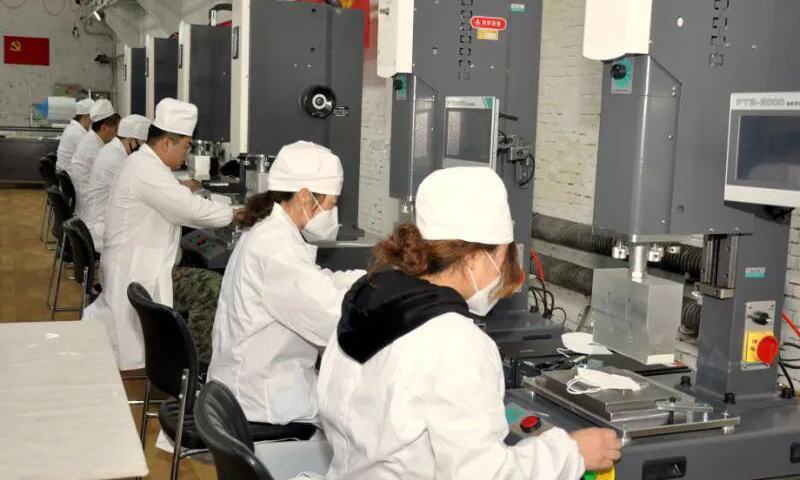 北化研究院集團新華公司全力保障防疫物資生產，有序吹響企業復工復產的“集結號”，一季度累計實現產值同比增長162%，主營業務收入同比增長15.21%，迎來首季“開門紅”。其中，個體防護器材收入同比增長377.01%，人防催化劑收入同比增長53%。