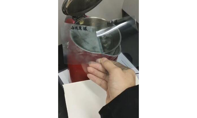 此外，護目鏡起霧的問題也被航天人解決了，航天科技集團四院山由帝杉公司研制的醫用護目鏡防霧貼，是一種將納米親水涂層涂于光學薄膜材料表面，從而有效防止表面水霧形成的膜貼類產品，直接貼在護目鏡的內表面，可保持視野清晰。當戰“疫”轉入新階段，防控物資的研制生產仍須重視，航天人將繼續發揮技術優勢，為疫情防控與復工復產貢獻力量。