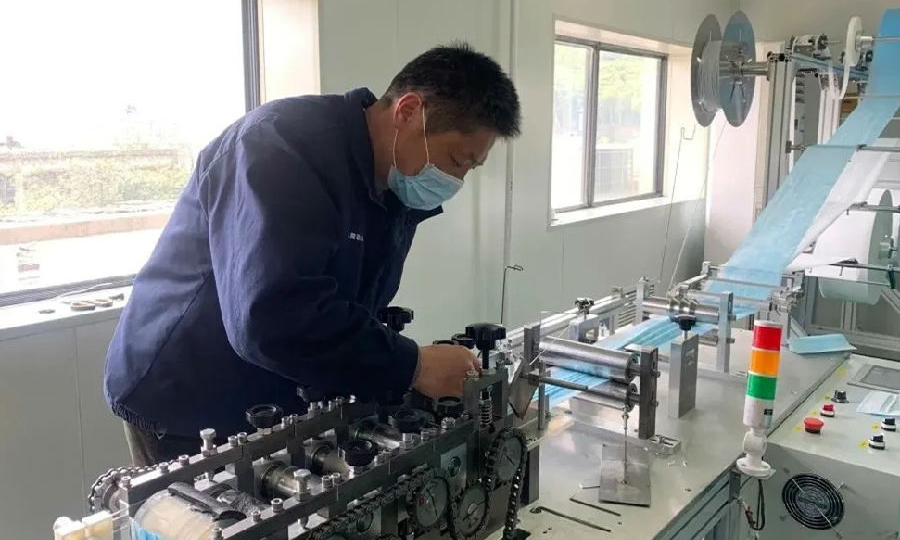 生產線設備零部件眾多，口罩又是軟性材料，口罩生產線設備調試過程決定了機器故障率和良品率等核心性能。806所精細公司特級技師出馬，逐一排查硬件軟件，經過復雜地對接、校準、運行，在很短的時間內讓設備達到了最佳狀態。他們雖然生產的是民用口罩，但在生產標準上盡可能從嚴，不僅采購了醫藥級熔噴布原材料，還引進了隧道式紫外線滅菌設備，為后續進一步生產醫用外科口罩服務醫護戰“疫”一線，奠定基礎。
