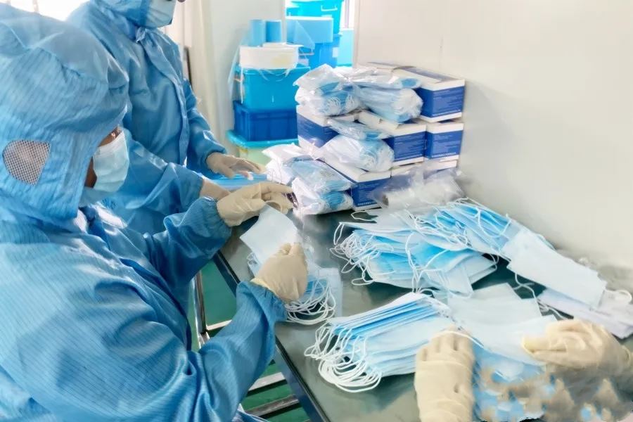 八院806所主要研制航天發動機，其所屬精細公司則是應用航天技術生產液體和氣體過濾器材的企業有潔凈車間，具備潔凈生產條件。當得知社會企業有生產口罩的合作需求，八院806所精細公司通過視頻連線給對方看了生產環境。航天企業精細化的管理和長期積累的良好口碑令合作方十分滿意，合作迅速展開。圖為工人們對口罩進行檢查、清點、打包準備發往急需抗疫物資的地方。