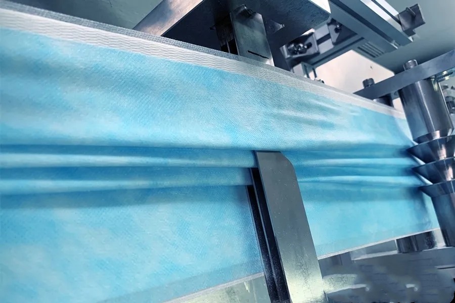 為了購置口罩的“核心原料”——熔噴布，806所精細公司發動全體職工四處奔忙尋找貨源，不僅買到了急需的原料，還為隨后持續生產做好了儲備。