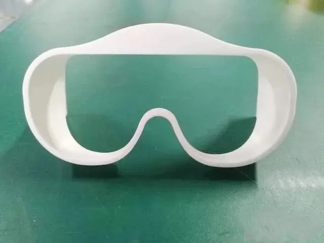 早在全國抗疫之初，航天科技集團所屬企業就迅速行動起來，發揮航天技術優勢，“跨界”生產抗疫物資。航天科技集團五院529廠所屬星馳恒動公司多年來將制造衛星、飛船、探測器的3D打印等先進制造技術轉化民用，造福經濟社會。今年2月，該公司發揮3D打印技術優勢，主動與相關合作單位對接，迅速大批量生產醫用護目鏡鏡框。該公司研制的民用桌面3D打印設備具有可個性化定制、快速成型等優勢。