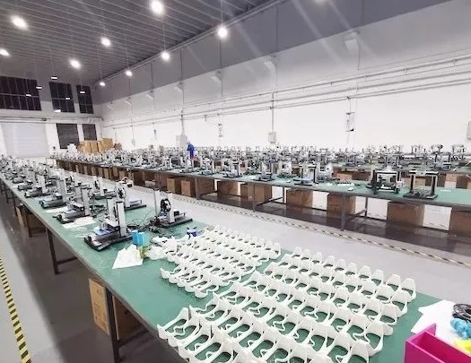 529廠星馳恒動公司利用工業互聯網協同創新平臺，將線下各基地設備、耗材等資源整合到線上。結合3D打印智能工廠的地理位置、設備狀態、物料庫存、人員配置等信息，進行高級計劃排產，實現生產任務與生產資源優化整合。管理人員可遠程實時監控數據、跟蹤設備、預測故障，實現設備網絡化與智能化管控，一大批護目鏡框迅速生產出來。交付組裝、送往抗疫一線。圖為3D打印設備群。