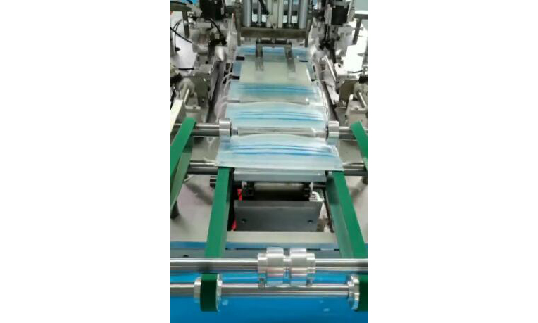 4月初，在航天科技集團八院806所湖州航天精細化工有限責任公司潔凈的廠房內，機器聲此起彼伏一條全自動口罩機生產線正在高速緊張運行。圖為運行中的口罩機。