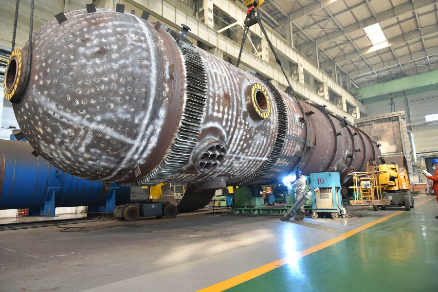 內蒙古匯能煤化二期項目首臺四噴嘴水煤漿氣化爐，在哈電集團鍋爐公司完成總裝環(huán)節(jié)。該氣化爐單爐日投煤量達到3300噸，刷新了此前公司承制的神華榆林CTC項目一期水煤漿氣化爐單爐日投煤量3000噸的記錄。