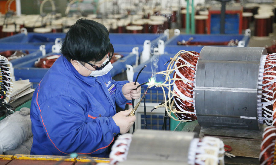 為保證泰國永星鋼鐵有限公司電機按期交付，哈電集團佳電股份小型車間員工科學防控疫情，積極組織復工復產，并緊急調配生產人員加班加點進行搶制，確保了該項目電機的按期產成。