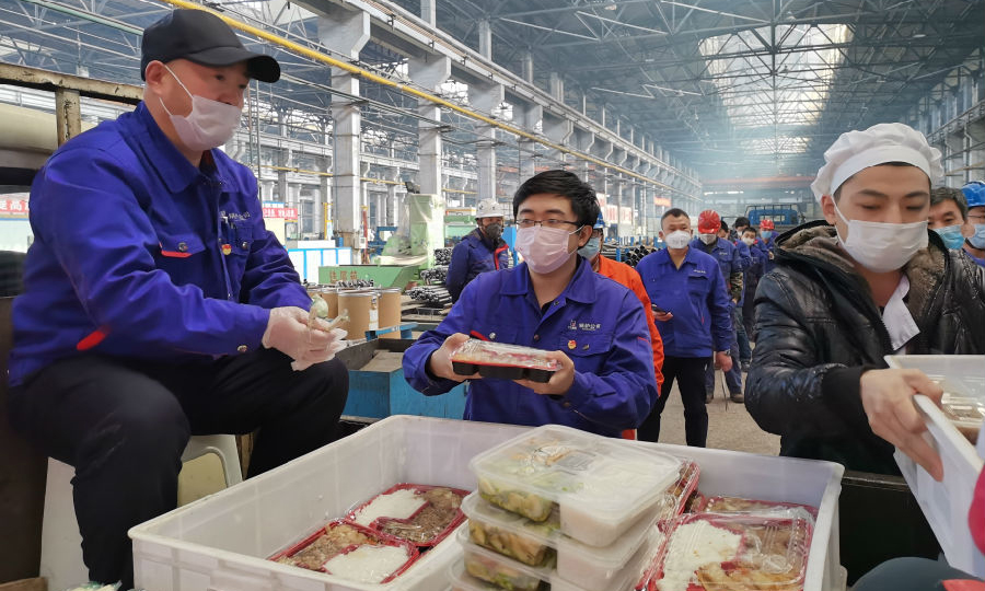疫情防控人人有責，復工復產實業(yè)爭先。哈電集團實業(yè)公司積極復工復產，全力做好后勤服務保障工作，各餐飲單位制作安全放心的餐食，并主動送餐到生產一線，為科學統(tǒng)籌集團公司及相關所屬企業(yè)員工就餐提供了保障。