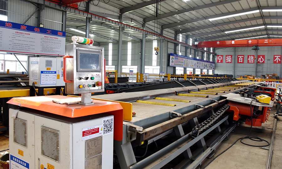 依托智能化管理系統(tǒng)，占地160余畝的漢壽制梁場實現(xiàn)了自動化加工生產(chǎn)，大型機械設備僅需5人操作，這種精干高效的隊伍模式在復工復產(chǎn)中展現(xiàn)出巨大優(yōu)勢。圖為漢壽制梁場應用了國家級科技成果重點推廣計劃項目——智能鋼筋自動剪切機器人，只要在電子終端輸入加工參數(shù)，即可實現(xiàn)鋼構(gòu)件自動精確加工生產(chǎn)。（程蕾 攝）