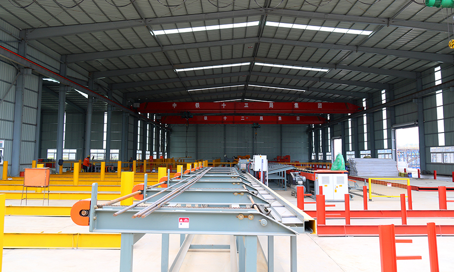 在建設初期，漢壽制梁場項目部建立了信息化智慧管理、遠程視頻指揮、數(shù)字化加工生產(chǎn)、機械化運輸作業(yè)的制梁生產(chǎn)線，實現(xiàn)了自動化加工生產(chǎn)，管理人員較以往減少了30%，作業(yè)層人員更是減少了50%以上，走出了一條人少技術精的集約化生產(chǎn)新路子。圖為漢壽制梁場內(nèi)按照統(tǒng)籌協(xié)調(diào)、分區(qū)加工的模式建立標準化生產(chǎn)車間，并在各施工區(qū)域配置了自動化加工設備，形成了制梁流水線作業(yè)格局。（丁明明 攝）