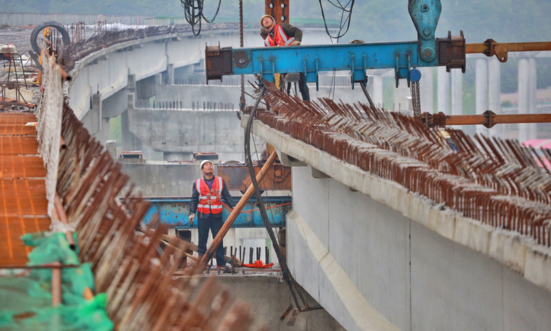 圖為4月8日，中鐵四局施工人員在都安高速巖坡哨特大橋上施工。（新華社記者 劉續 攝）