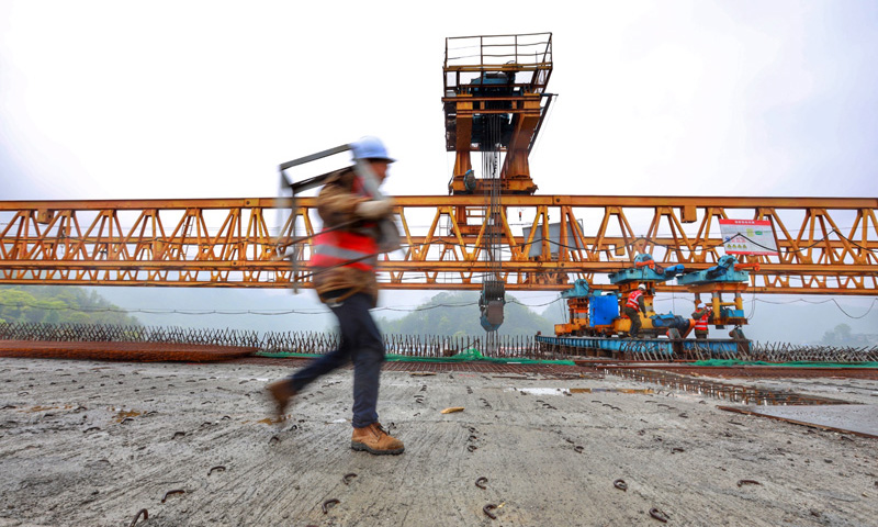 圖為4月8日，中鐵四局施工人員在都安高速巖坡哨特大橋上施工。（新華社記者 劉續 攝）