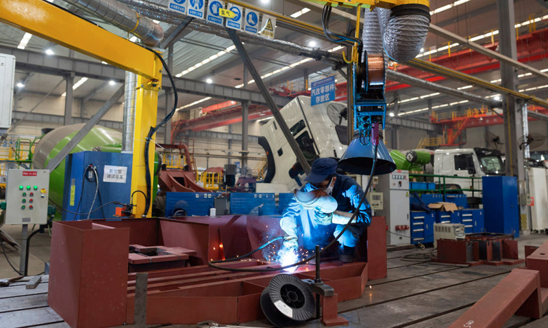 4月3日，工人在位于湖北襄陽的江山重工生產車間工作。新華社發（謝劍飛 攝）