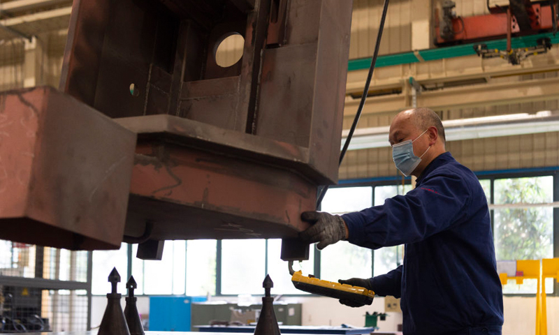 4月3日，工人在位于湖北襄陽的江山重工生產車間工作。新華社發（謝劍飛 攝）