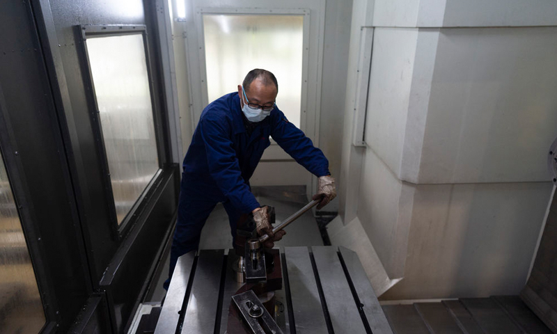 4月3日，工人在位于湖北襄陽的江山重工生產車間工作。新華社發（謝劍飛 攝）