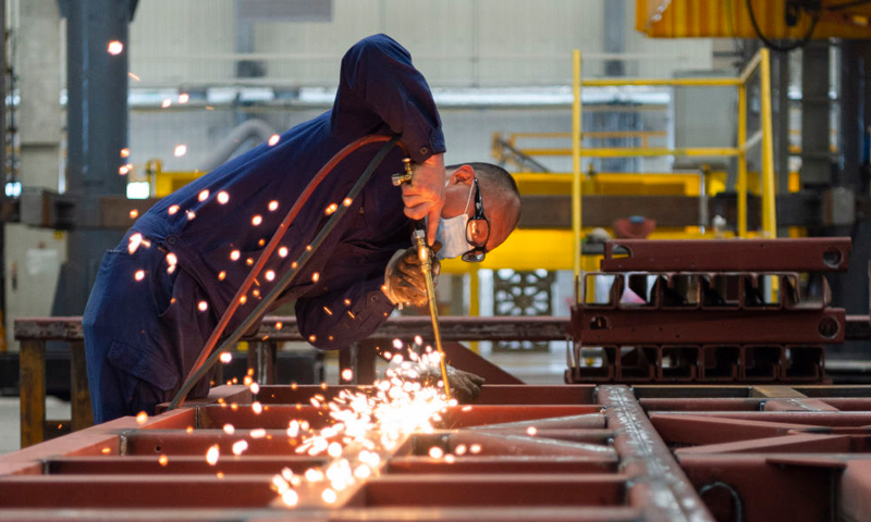 4月3日，工人在位于湖北襄陽的江山重工生產車間工作。新華社發（謝劍飛 攝）