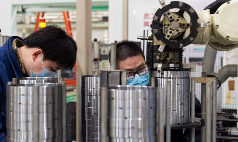 4月3日，工人在位于湖北襄陽的江山重工生產車間工作。新華社發（謝劍飛 攝）