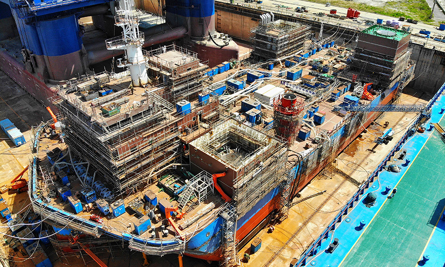 新冠肺炎疫情期間，該船積極準備，在物資儲備、離泊計劃、船上移動設備的綁扎固定、航線設定、避風錨地的選擇上進行反復探討和確認，組織召開航前會和航次會，研究制定詳細的航行方案和應急預案，確保航行安全。圖為塢內搭載。