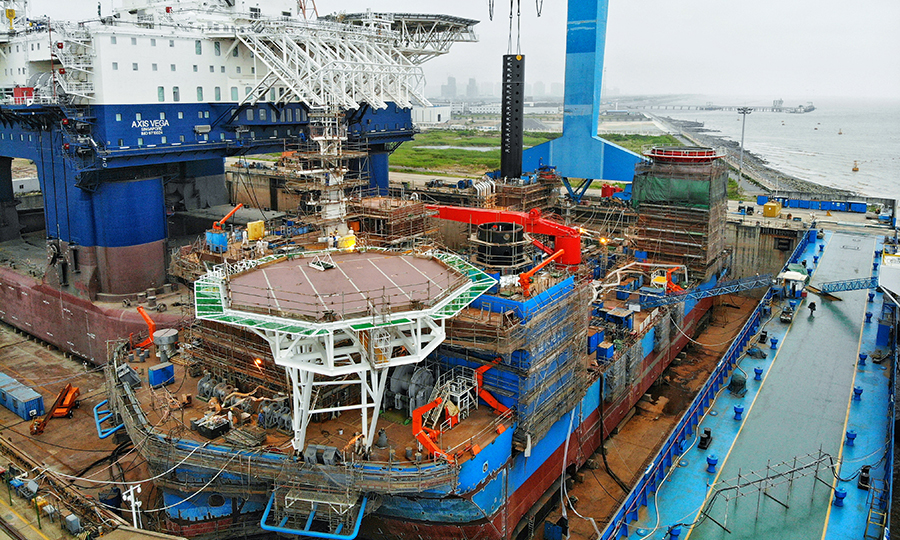 為克服疫情期間人員返崗難的問題，中國鐵建港航局船舶公司根據崗位和工期的緩急程度，制定“分地區、分批次、分緩急”的人員返船策略，及時調劑補充人員，確保復工員工優先配置到位。圖為直升機平臺安裝。