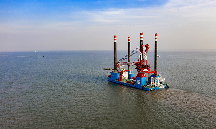 據介紹，本次風電安裝船負責的是15臺5.5MW風機的海上分體安裝施工，包括四節塔筒，機艙，風葉主機組裝，風輪的吊裝，內部電氣施工，消缺除濕等作業。下一步，全體船員將鼓足干勁，全力以赴投入到風電安裝任務中。圖為“鐵建風電01”啟航。