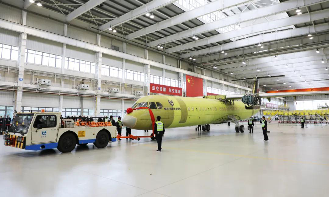 “新舟”700飛機(jī)是一款具備國(guó)際先進(jìn)水平的渦槳支線飛機(jī)，是國(guó)家“兩干兩支”戰(zhàn)略的組成部分。自項(xiàng)目立項(xiàng)以來(lái)，航空工業(yè)成立了行政總指揮系統(tǒng)，所屬30余家參研單位在集團(tuán)公司全面部署下，同心協(xié)力，克服了一系列的設(shè)計(jì)、制造和管理難題，在技術(shù)狀態(tài)確定、部件制造交付、機(jī)載設(shè)備研制交付、全機(jī)靜力試驗(yàn)準(zhǔn)備工作等重難點(diǎn)工作上取得了明顯進(jìn)展。