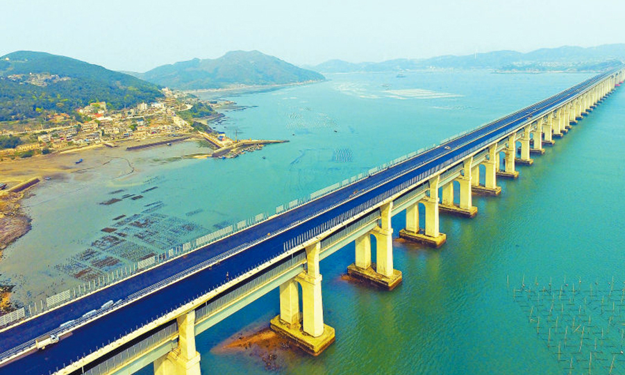 近日，隨著最后一車瀝青混合料攤鋪結(jié)束，中國鐵建大橋局四公司參建的福平鐵路平潭海峽公鐵兩用跨海大橋公路橋面瀝青攤鋪全部完成。平潭海峽公鐵兩用跨海大橋是國內(nèi)第一座跨海峽公鐵兩用大橋，全長16.34公里，下層為時(shí)速200公里的雙線I級(jí)鐵路，上層為時(shí)速100公里的雙向6車道高速公路，預(yù)計(jì)今年年內(nèi)通車。圖為公路橋面攤鋪完成的平潭海峽公鐵兩用跨海大橋（大練段）。（林平 攝）