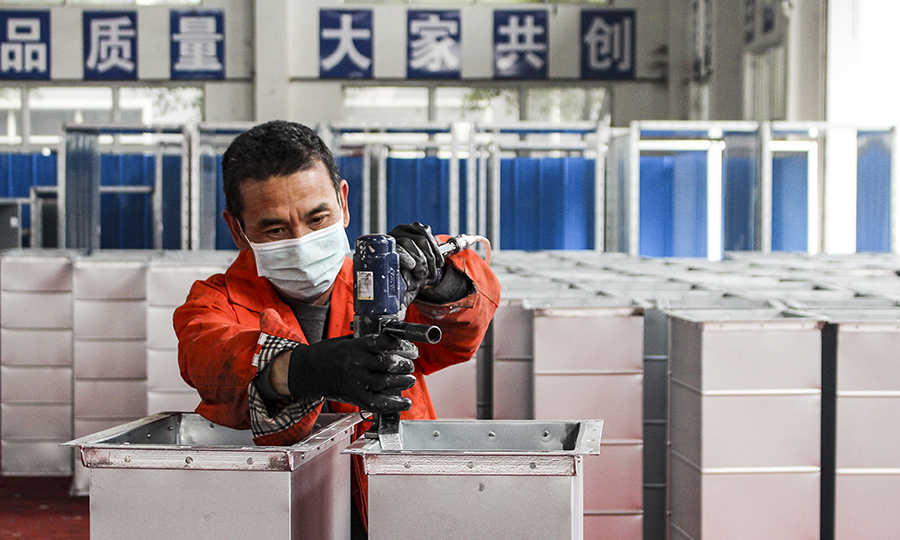 當前，全國各地地鐵工程項目陸續開工，施工物料供應緊張，特別是地鐵機電施工中使用的支架急缺。作為中國鐵建首個地鐵模塊自動化生產基地，自3月初就接到多個急需地鐵安裝物資的緊急訂單。圖為地鐵成品風管加工現場。