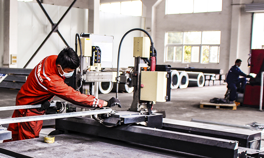 “做好產業上下游，完善供應鏈，將主動權掌握在自己手里，是保障公司在‘后疫情’市場競爭中立于不敗之地的法寶。”該生產基地負責人王建彬說。自復工以來，該基地先后完成焊接水管支架5500余副，完成常州地鐵2號線風管成品、半成品近3100平方米，已發貨2000平方米，為疫情期間復工創造了有利條件。圖為工人正在進行法蘭機器焊接。