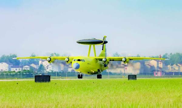 該架機是航空工業陜飛一季度均衡交付任務的最后一架機，為保證后續交付工作，公司壓縮了整機涂裝作業周期，總裝廠噴漆工段在時間緊迫、人員不足的條件下，毅然擔起重擔，順利完成任務。圖為涂裝前的空警500預警機。
