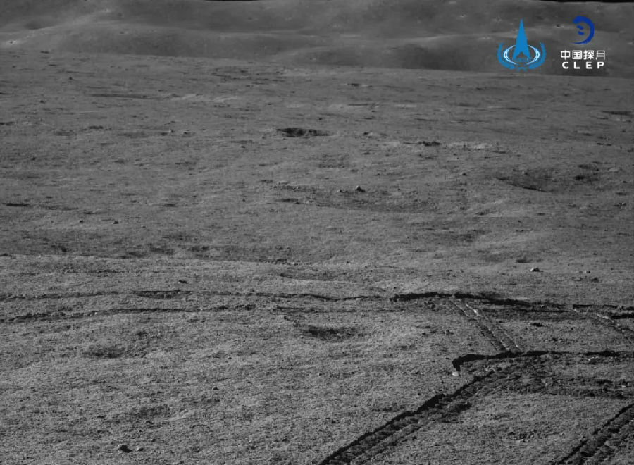 在遙遠(yuǎn)的月球背面，經(jīng)歷14天的月夜后，太陽光再次照射在嫦娥四號著陸器和“玉兔二號”月球車上，嫦娥四號著陸器和“玉兔二號”月球車再次“復(fù)工”，分別于18日23時(shí)38分和7時(shí)30分自主喚醒，進(jìn)入第16月晝工作期。經(jīng)地面確認(rèn)，兩器狀態(tài)良好，工況正常，按計(jì)劃開展新一輪科學(xué)探測工作。“玉兔二號”月球車向新的目標(biāo)點(diǎn)行駛探測，再次開啟在月球背面的探索之旅。