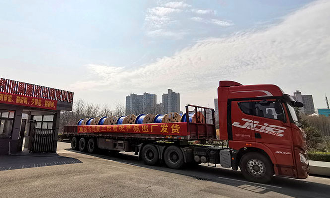 重點項目工期不變，康遠公司根據(jù)項目供貨需求，在原有650多噸主材料儲備的基礎上，與供應商加強聯(lián)系，連續(xù)采購補充400余噸原材料，確保各類材料庫存充足；在第三方檢測不能正常抽檢的情況下，積極與質檢中心對接溝通，采取網絡抽樣的方式，確保了產品及時送檢。受疫情影響，產品運輸成為一大難題，該公司提前聯(lián)系物流公司，積極解決各重點項目所在地的通行證問題。圖為中鐵建電氣化局集團康遠公司復工后首批200噸產品奔赴鐵路施工一線。