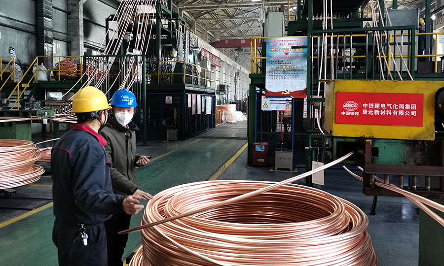 康遠公司獲批復工當日，99名首批獲準返崗人員按時到崗，車間設備正常運轉投產，到崗人員逐步開始24小時倒班，努力恢復產能，力爭奪回失去的生產時間。圖為全國五一勞動獎章獲得者、熔煉班組長孫小清（左一）與熔煉黨員先鋒崗帶頭人確定生產安排。