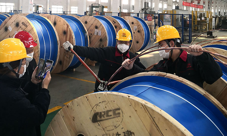 目前，該公司第二批復工人員已順利到崗，企業(yè)產能恢復到常態(tài)的70%。圖為確保產品質量，中鐵建電氣化局集團康遠公司采取網絡遠程視頻抽樣方式進行送檢。