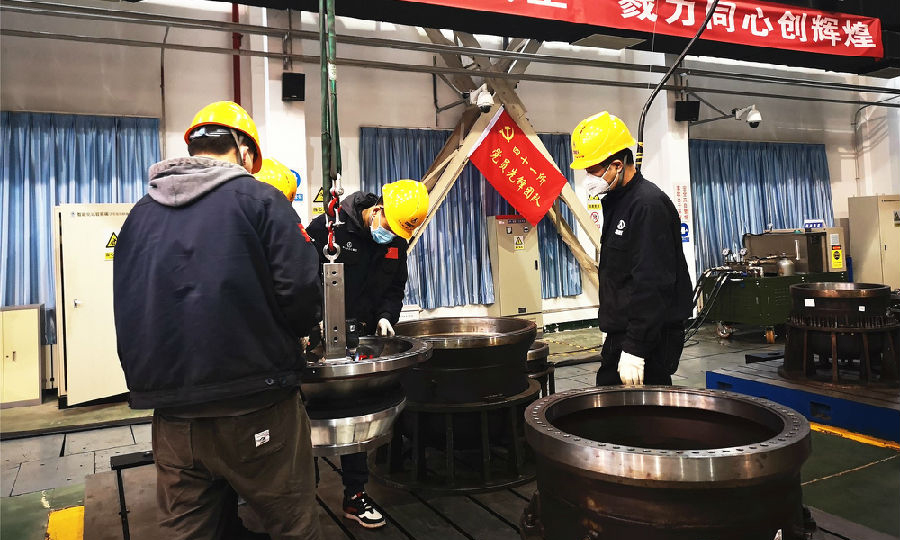 近日，航天科技四院各單位在嚴控和評估疫情影響基礎上，對任務進度恢復開展安全質量風險評估，提前落實安全質量生產管控應急措施，細化生產方案、強化過程監控，確保科研生產安排科學有序、保質保量、安全實施。圖為41所102室推力向量綜合試驗室合理安排試驗進度，在現有條件下高效完成復工后首發試驗任務。