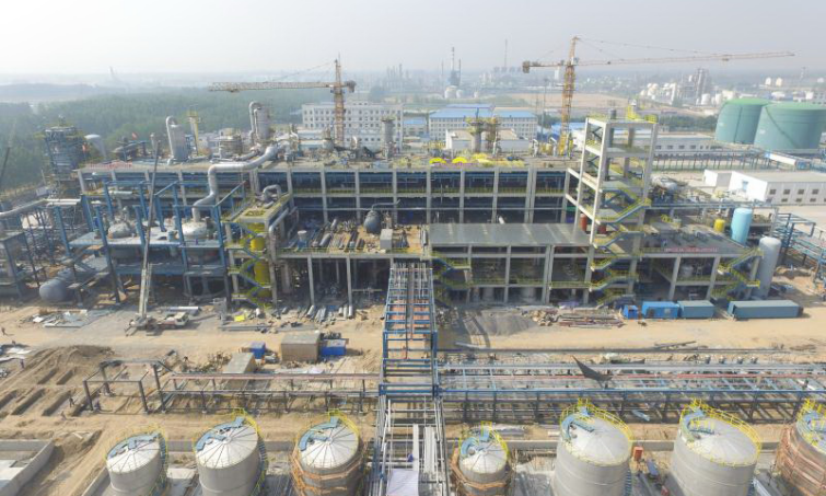 由于中哈航線關閉，國內人員暫時無法按時進入中國化學工程哈薩克斯坦PDH項目工作，導致現場勞動力不足。為保障現場勞動力需求，中國化學工程三化建項目部緊急招用當地工人。截至目前，現場有中國籍員工114人，外籍勞務增至313人，現場施工未受大的影響。現場土建結構基本施工完，正進行裝修以及鋼結構、管道、設備安裝及電儀施工。