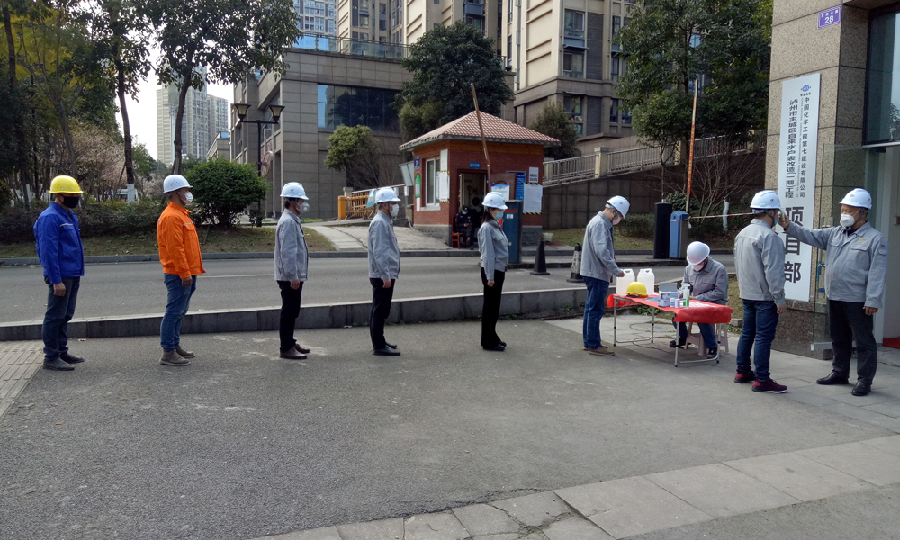 瀘州市自來水戶表改造（一期）工程項目部自2月26日復工以來，一手抓防疫不放松，一手抓生產不動搖，在堅決保障復工人員身體健康和生命安全前提下，采取“1235”激勵舉措，開足馬力，搶抓工期，為確保項目階段節點目標順利實現打下堅實基礎。截至目前，項目已累計完成1.2萬余戶的改造任務。圖為該項目部為復工人員測量體溫。